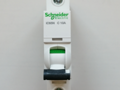 施耐德 schneider 型号： IC65N 1P C10A 货号：A9F18110 描述： iC65N 小型断路器, C曲线, 1P, 10A